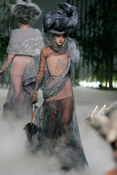 Look 3